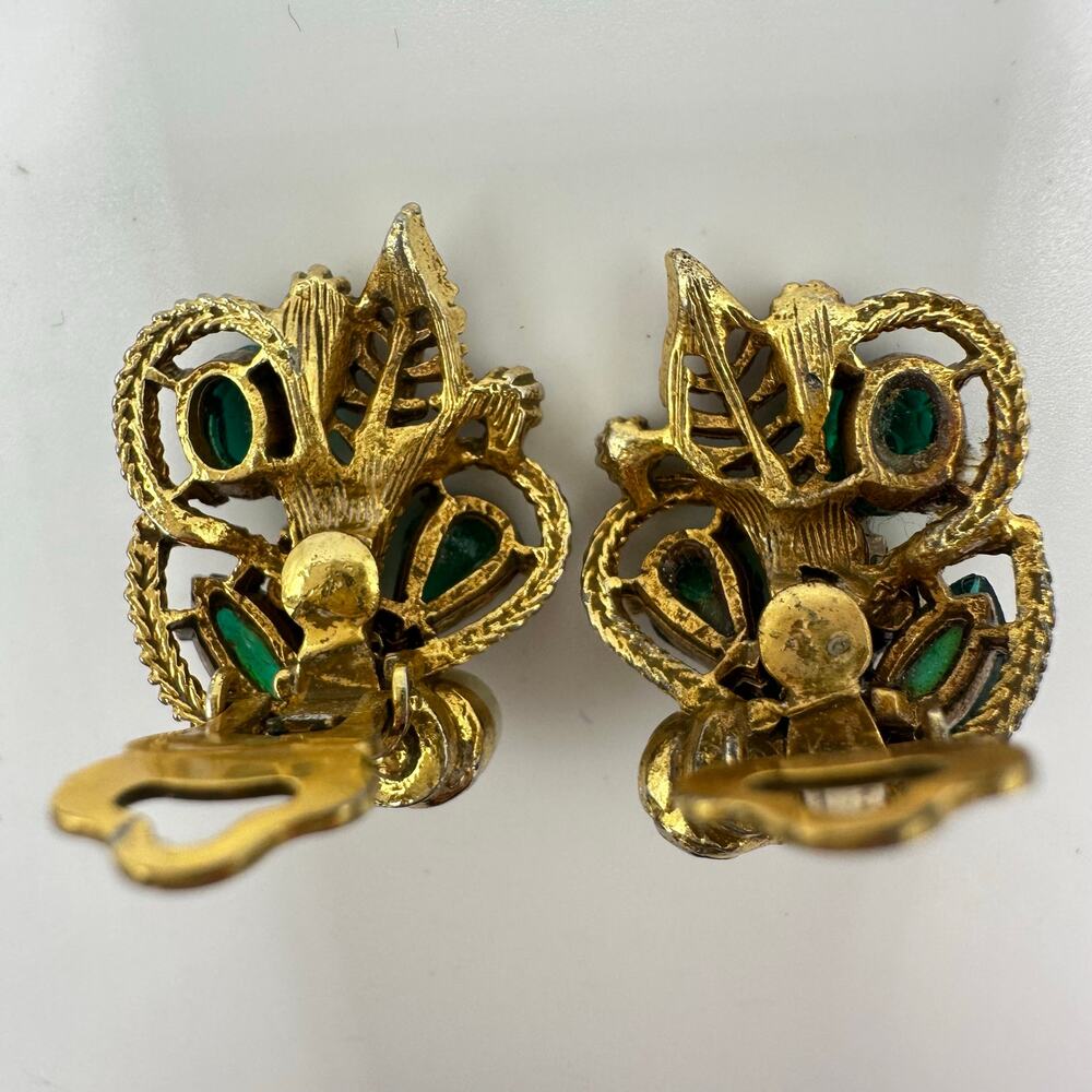 ART vintage gold tone emerald green uranium glass rhinestones clip on earrings - Picture 6 of 8